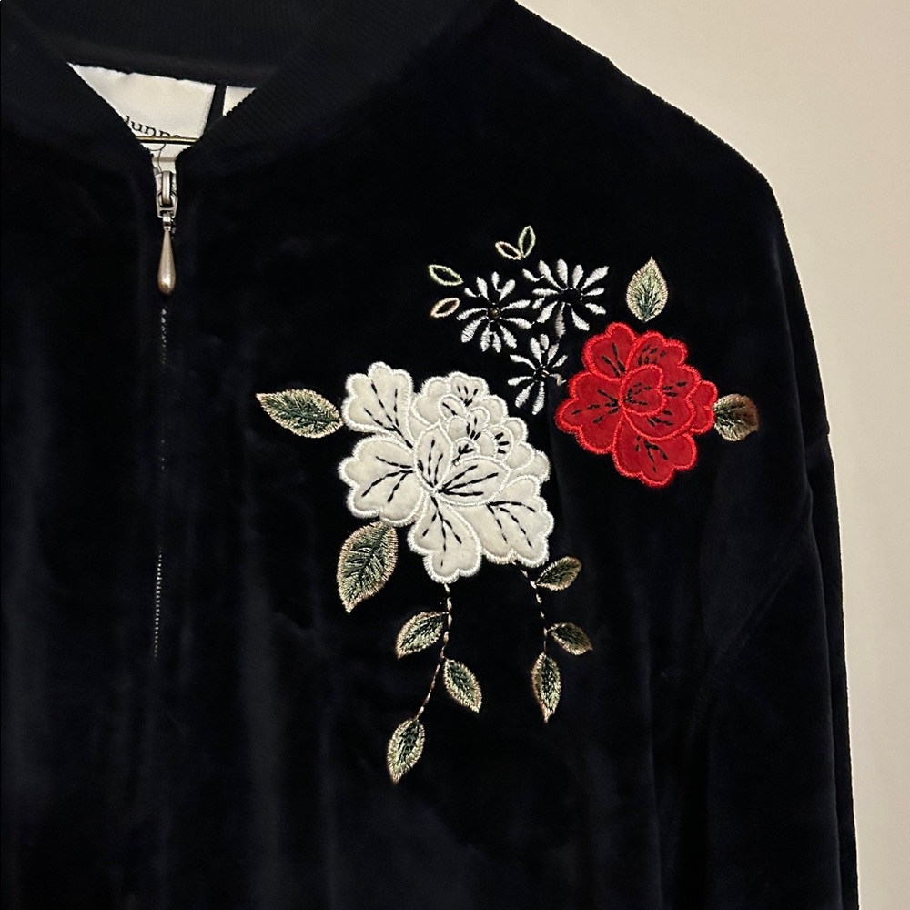 Alfred Dunner brushed 75% cotton/25% polyester black jacket red rose trim size14 - Picture 2 of 7